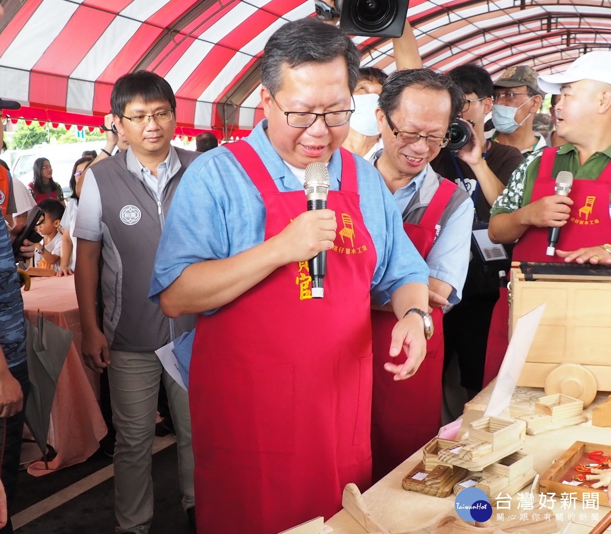 桃園市長鄭文燦出席桃仔園修惜站再生家具拍賣會,親自擔任拍賣官。