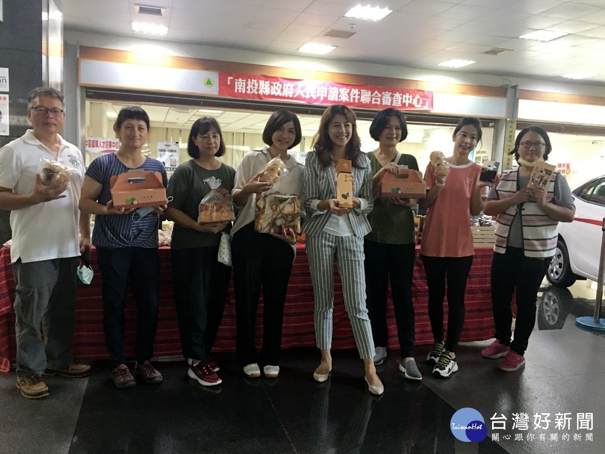 南投縣原民局推薦三酸產品。(記者扶小萍攝)