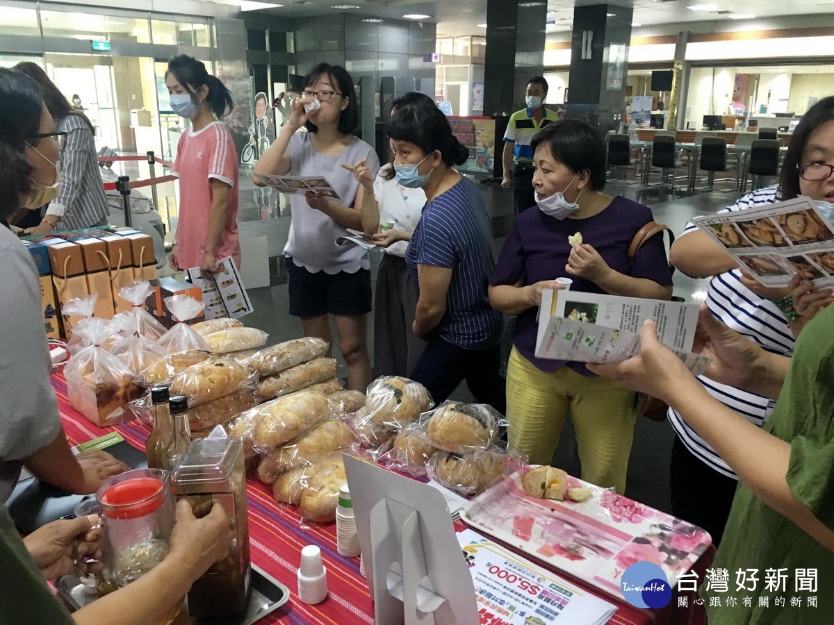 不少民眾來選購新品麵包。(記者扶小萍攝)