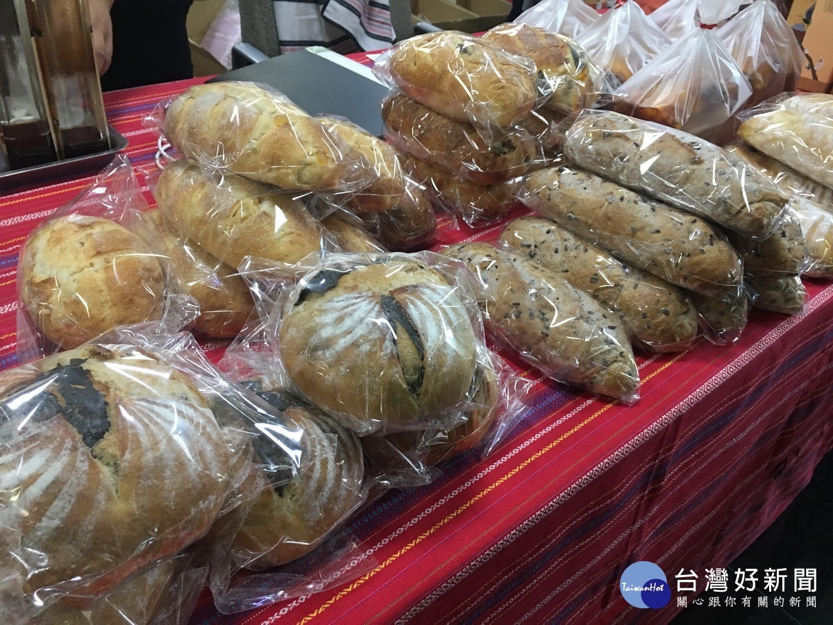 多種新口味麵包出爐。(記者扶小萍攝)