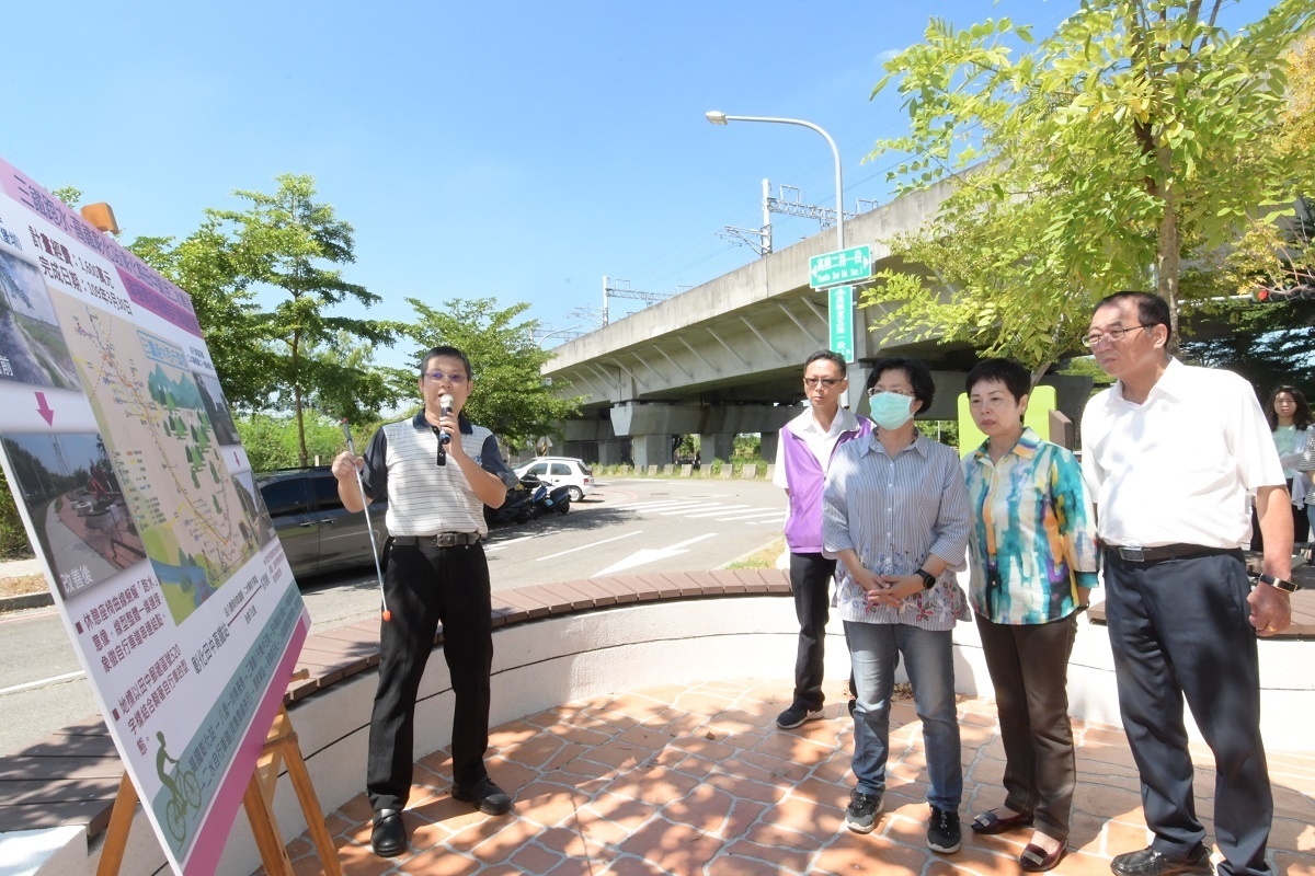 縣長王惠美視察高鐵彰化站至二水車站串接南投環線自行車道工程,聽取工程單位簡報。田中鎮長田麗娜、縣議員蕭如意、縣府城觀處長田飛鵬陪同。
