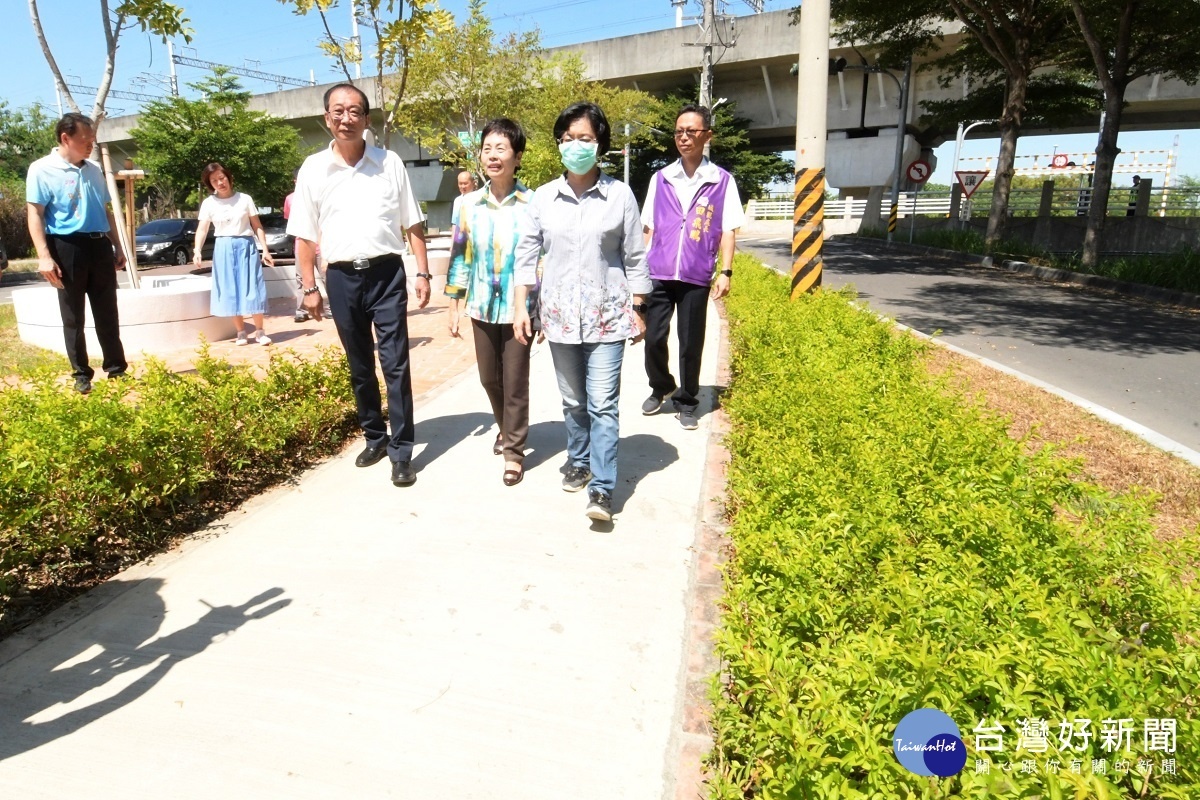 縣長王惠美視察高鐵彰化站至二水車站串接南投環線自行車道工程，田中鎮長田麗娜、縣議員蕭如意、縣府城觀處長田飛鵬陪同。