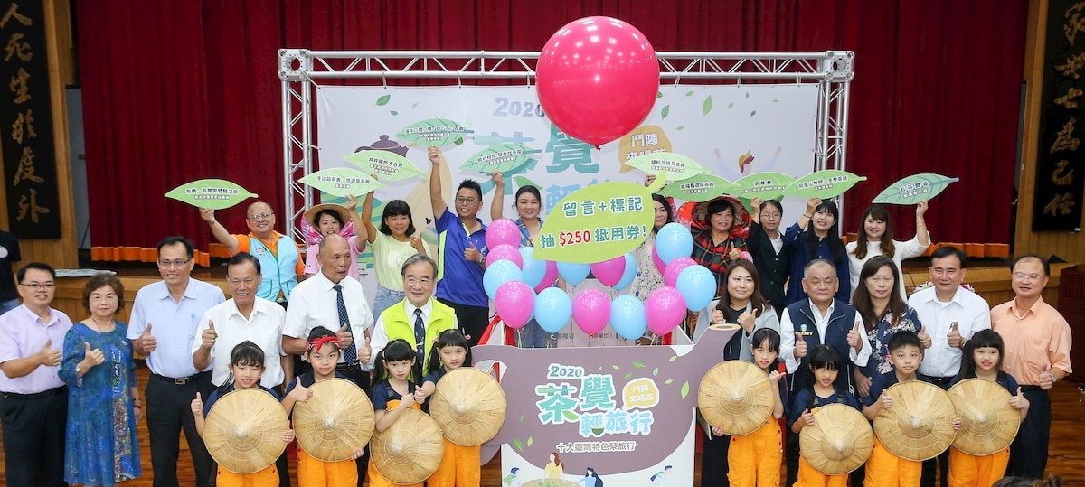 行政院農委會農糧署署長胡忠一(中排左六)、中華民國農會常務監事白添枝(中排左五)、日本笠間台灣辦事處處長木下知香(中排右五),共同為「十大台灣特色茶旅行路線」推廣活動揭幕。(圖/聯合報系提供)