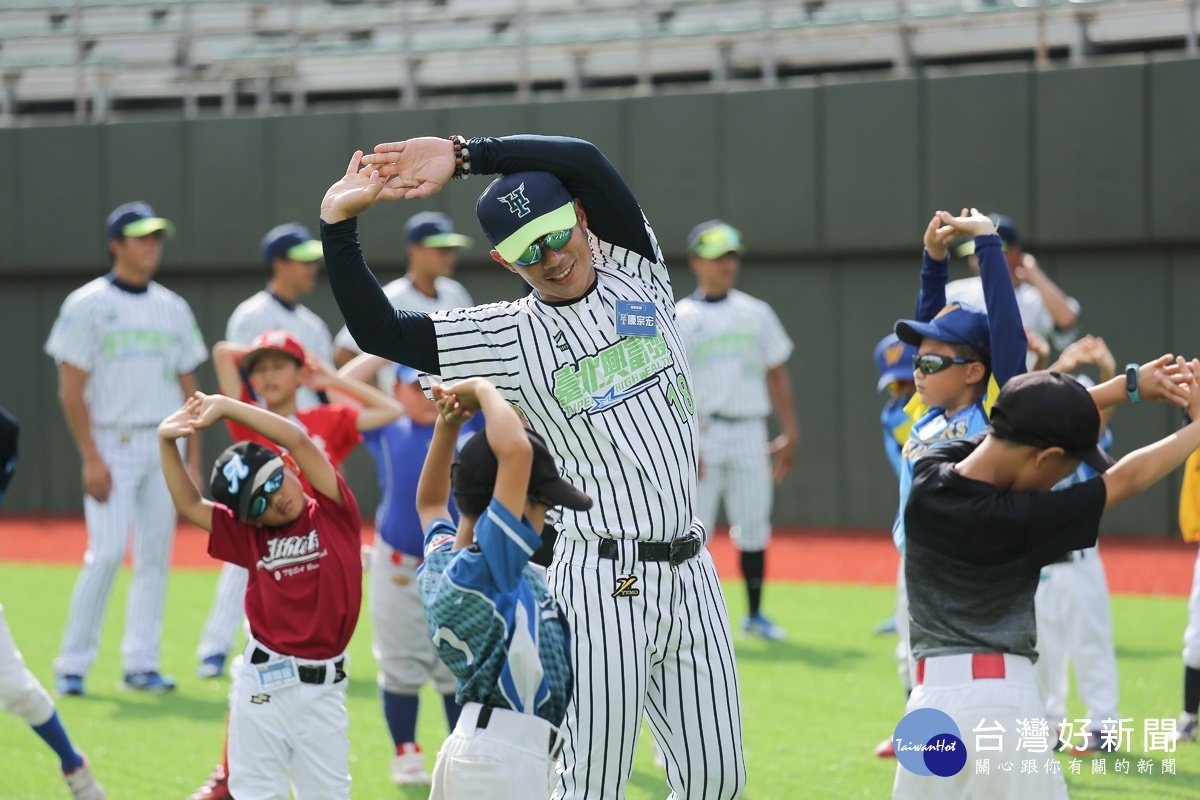 臺北興富發棒球隊體能教練陳宗宏(中)帶領國小組學員熱身。