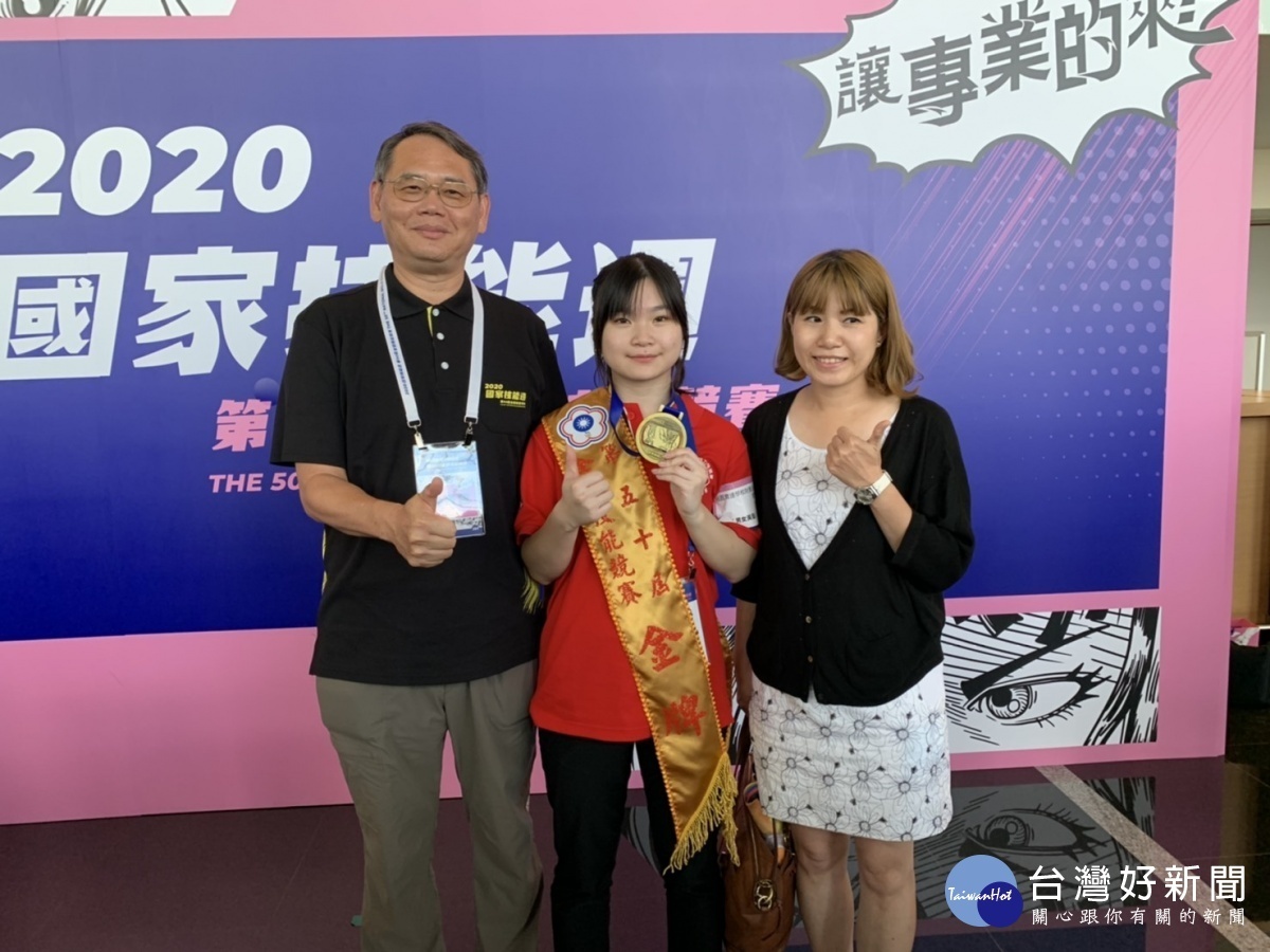 桃竹苗分署長賴家仁(左1)在頒獎典禮後與嚴心妤(中)及老師合影。