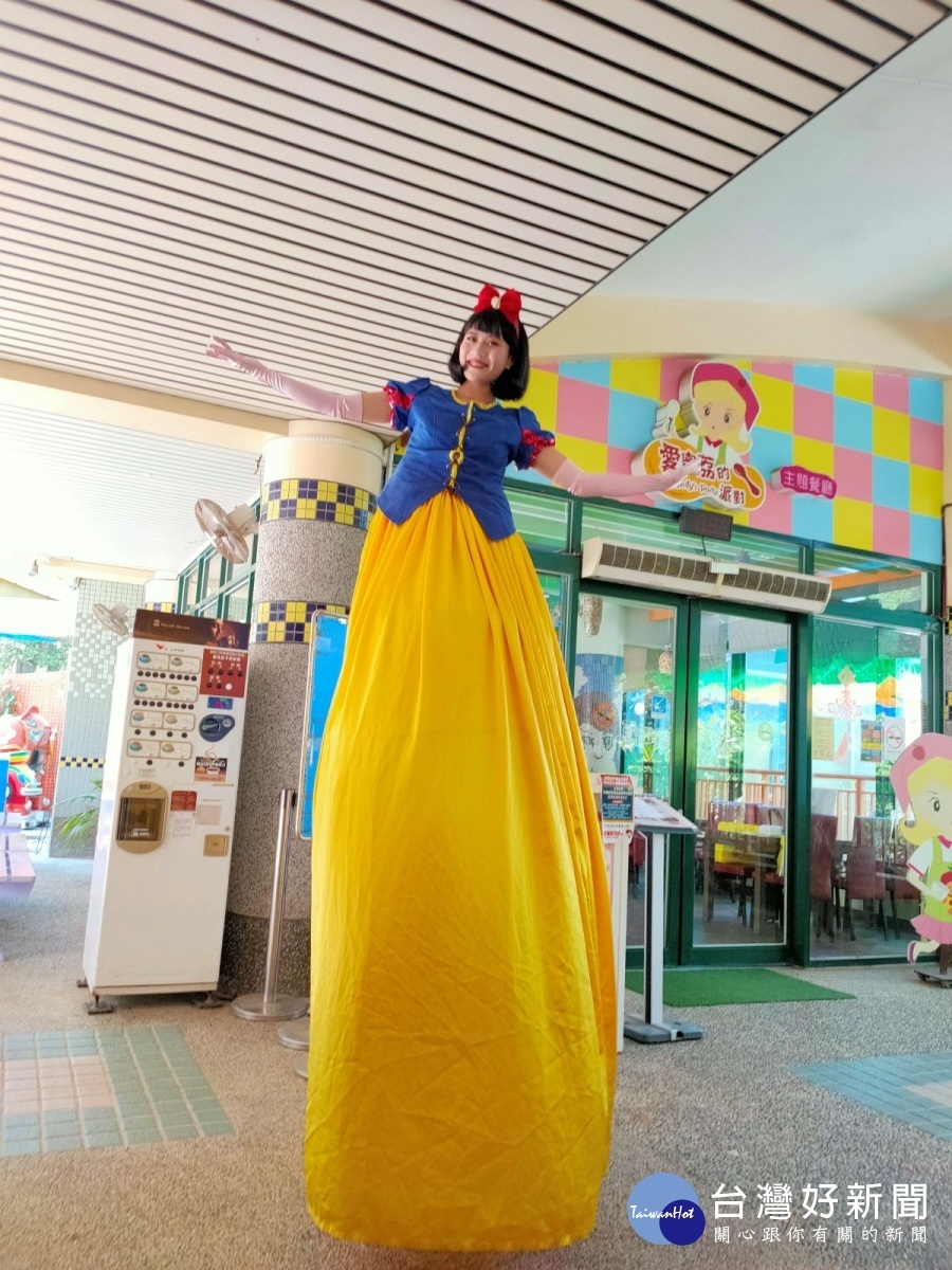 2020卦山草地藝術嘉年華,紙風車《巫頂環遊世界》9/27登場。圖/記者鄧富珍攝