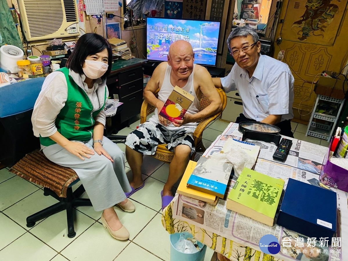 中秋節關懷榮民眷公益活動關懷長輩們,祝福中秋節快樂。