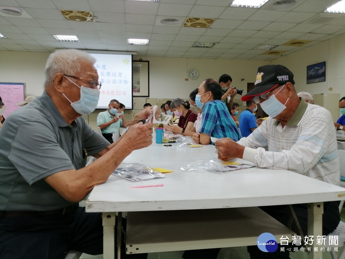 中秋節關懷榮民眷公益活動,長輩們透過精彩的剪紙活動,互相交流。