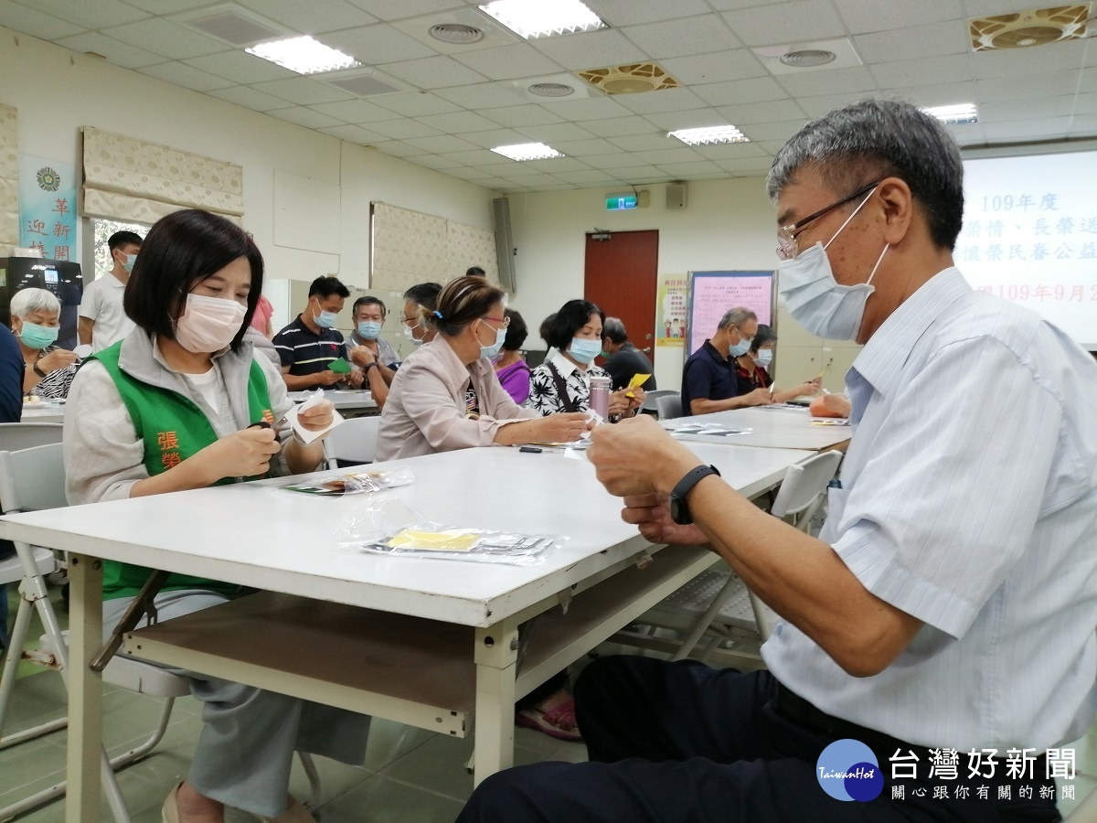 中秋節關懷榮民眷公益活動，長輩們透過精彩的剪紙活動，互相交流．