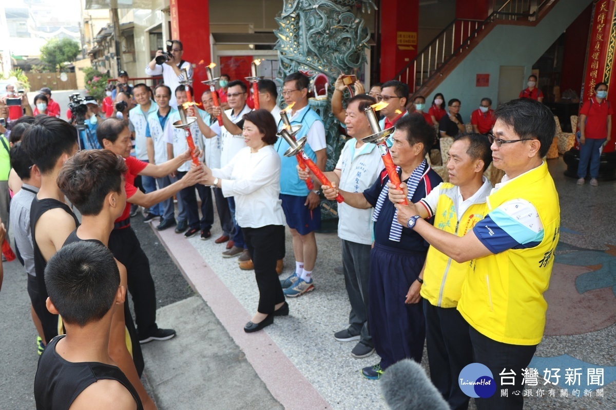 嘉義市長黃敏惠將聖火交到學生聖火隊手上/嘉義市府提供