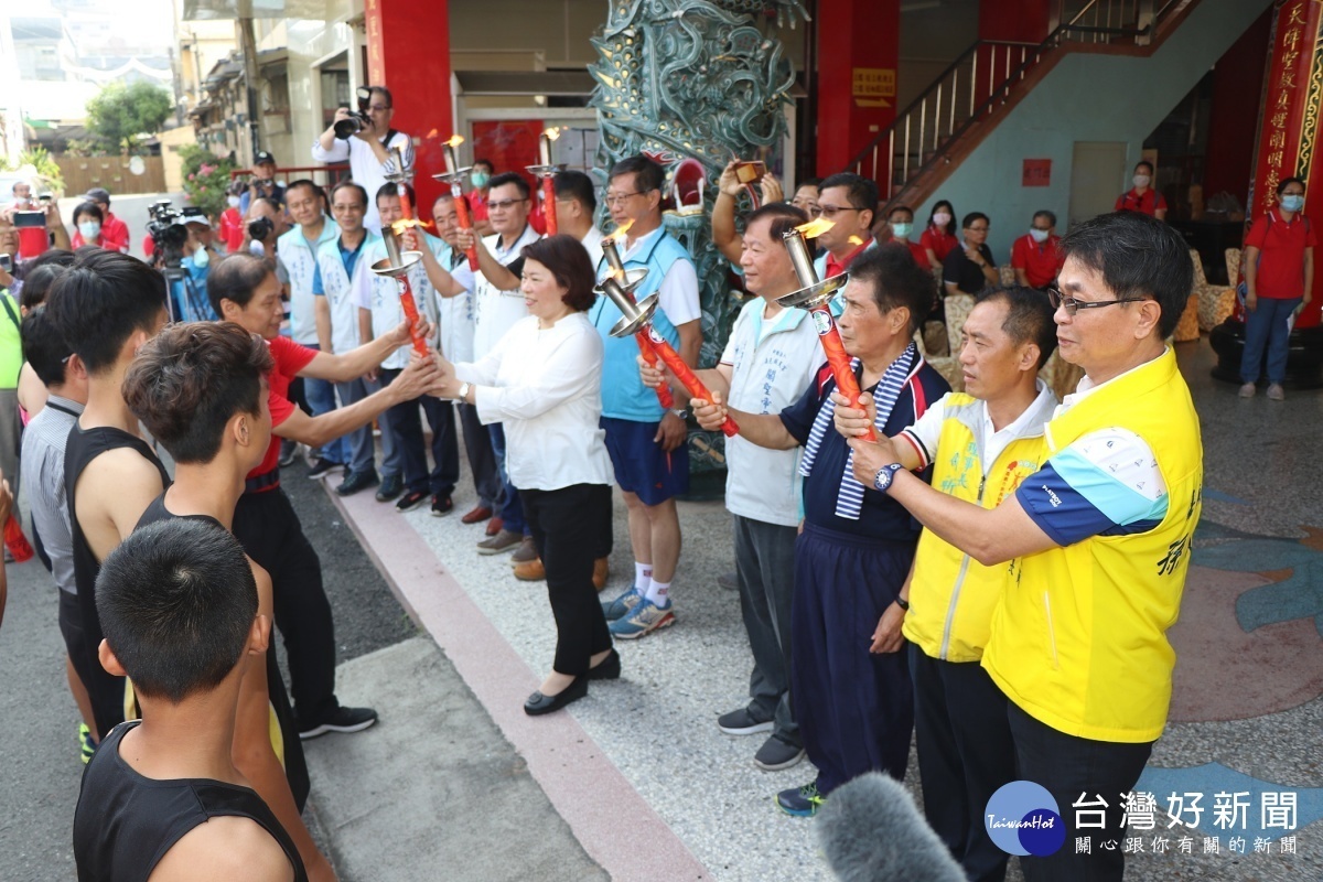 嘉義市長黃敏惠將聖火交到學生聖火隊手上／嘉義市府提供