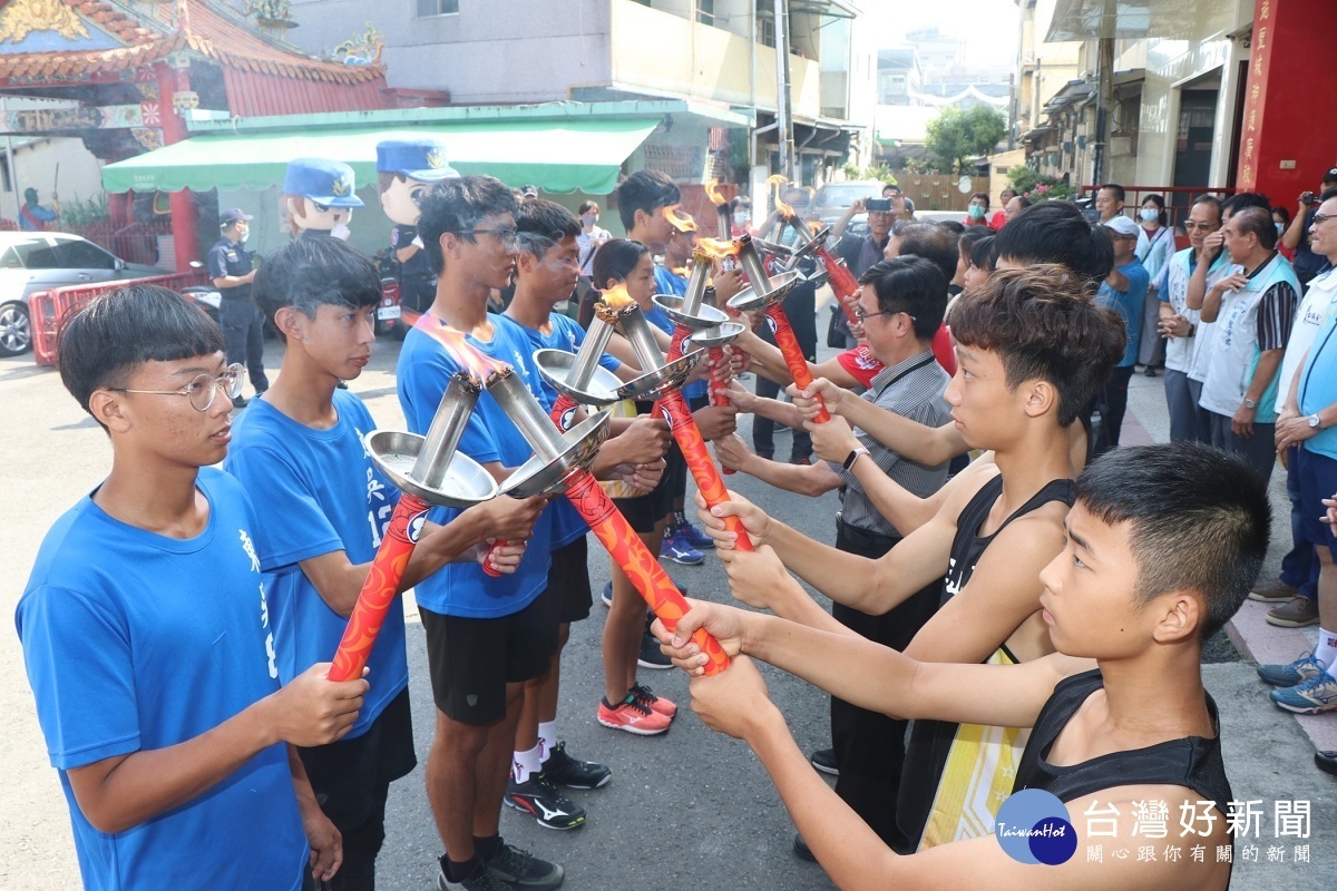 玉山國中、東吳高職聖火隊,分別將聖火傳遞到嘉義市各國中小、高中職等41所學校/嘉義市府提供