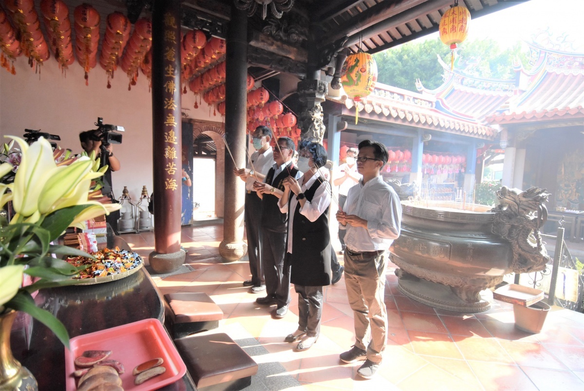 芬園寶藏寺捐贈彰化縣消防局小型水箱車，縣長王惠美上香祈福。