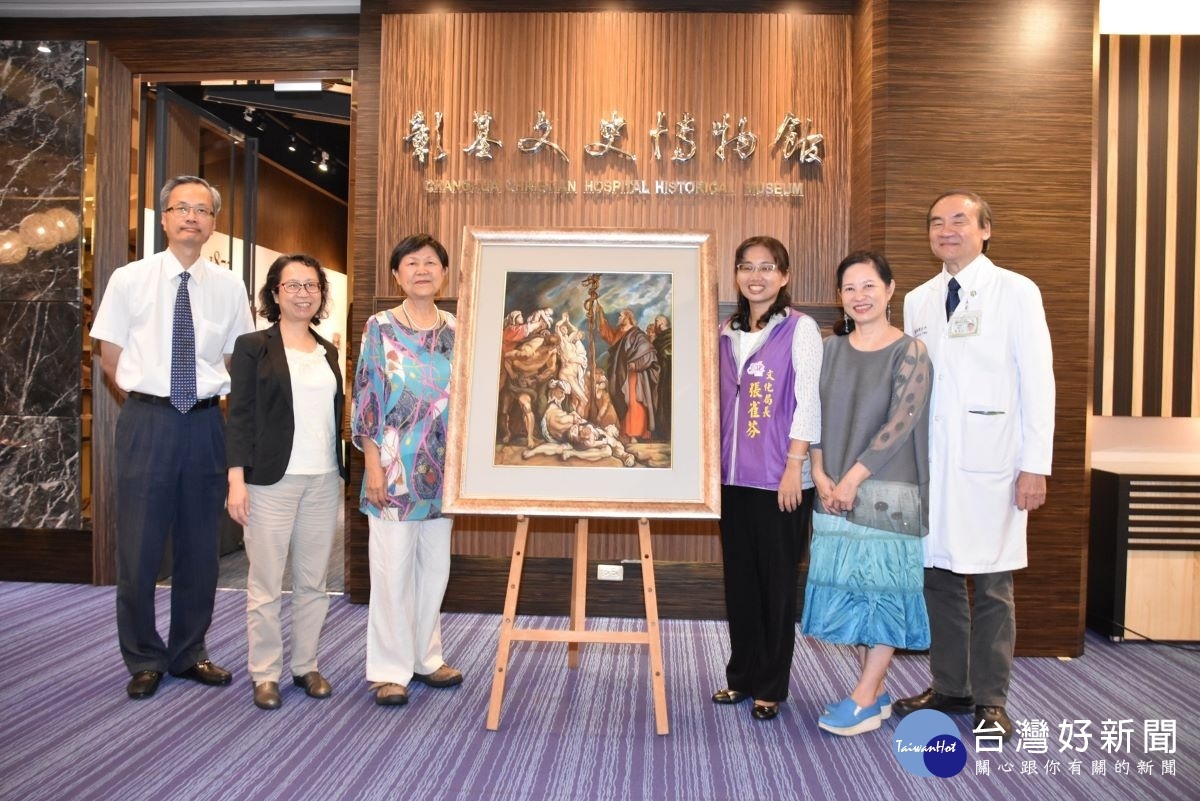 福音畫家程蘭鈺（左三）捐四幅福音油畫予彰化基督教醫院（彰基文史博物館）。