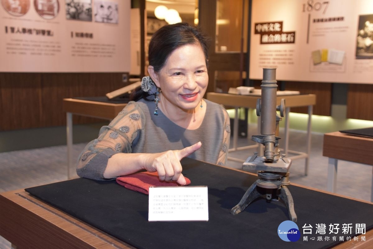 館中收藏全台灣第一台顯微鏡。