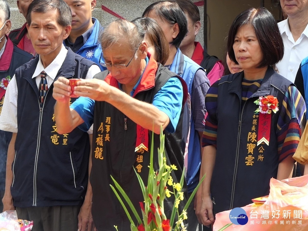 台中市丹慶季媽祖會廖福龍理事長(中)西屯區區長陳寶雲(右一)為動工典禮上香祈福
