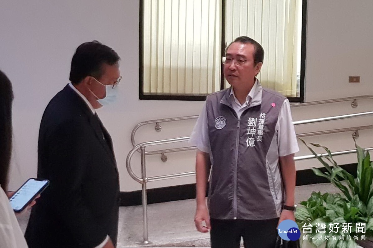 針對桃捷公司「骨幹網路光纖電纜增設改善案」採購雲,桃園市長鄭文燦詢問桃捷公司董事長劉坤億。