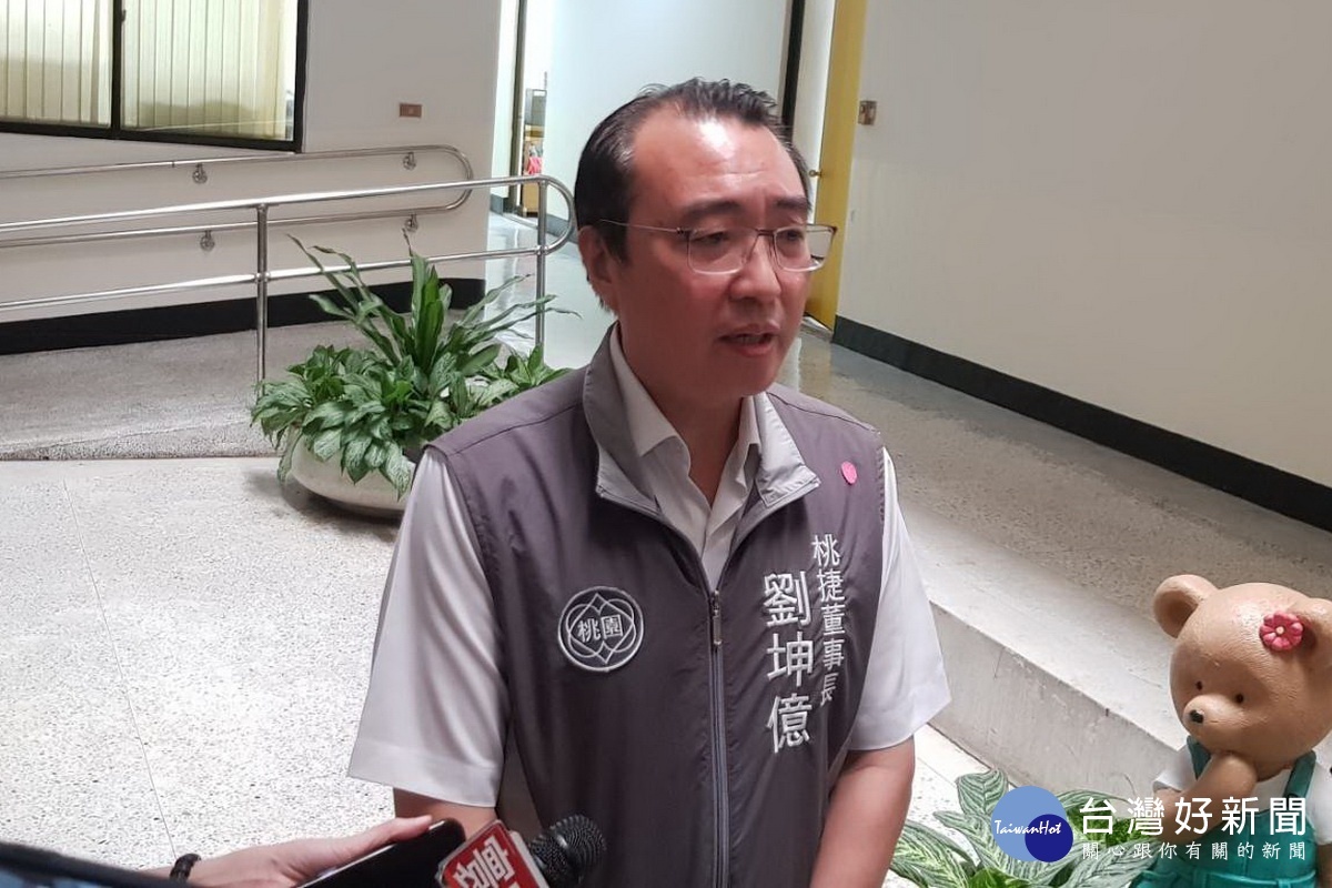 針對桃捷公司「骨幹網路光纖電纜增設改善案」採購雲,桃捷公司董事長劉坤億提出說明。