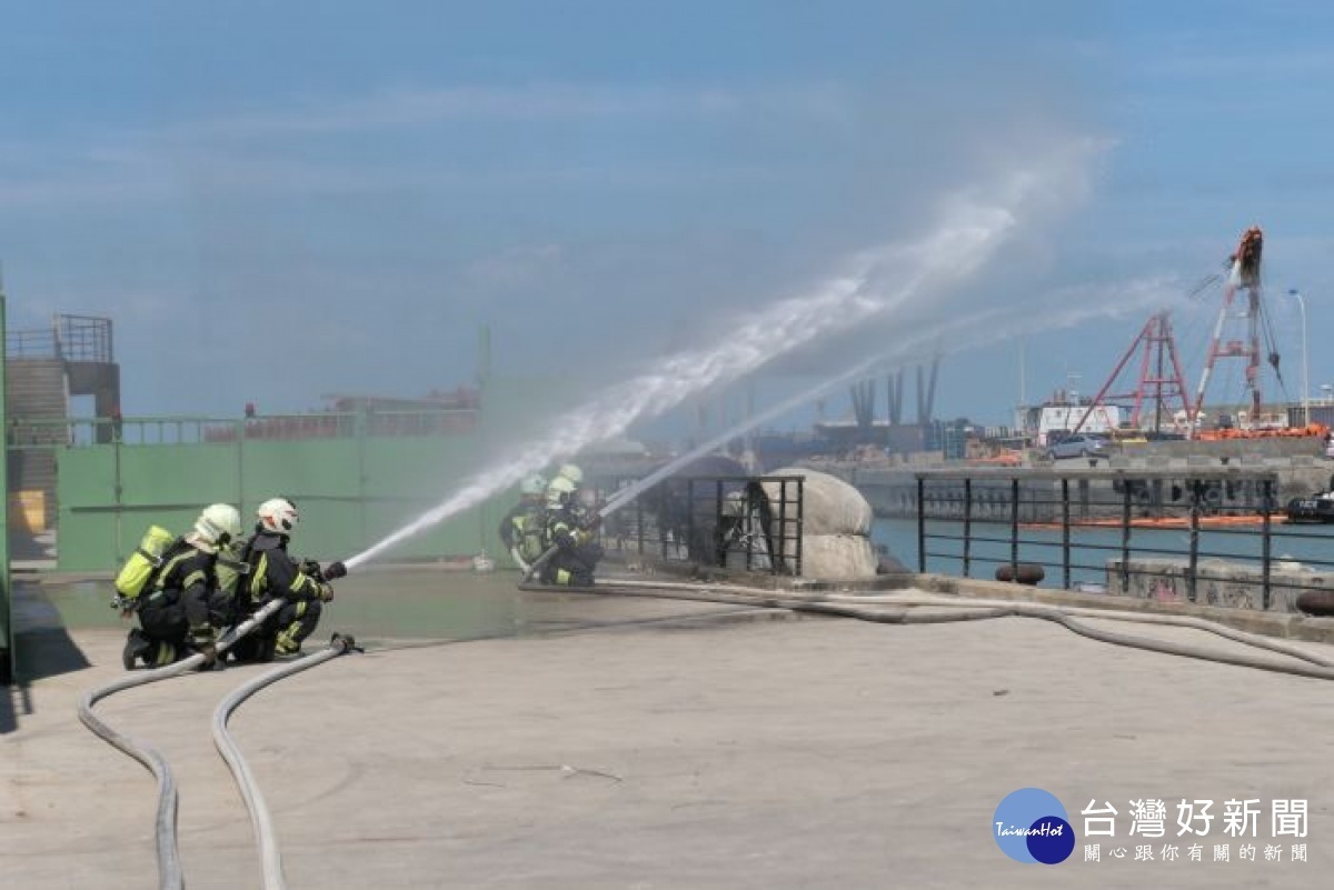 桃市操演漁船火災事故引致油污染實境模擬，整合公私應變量能、精實火災事故應變能力。