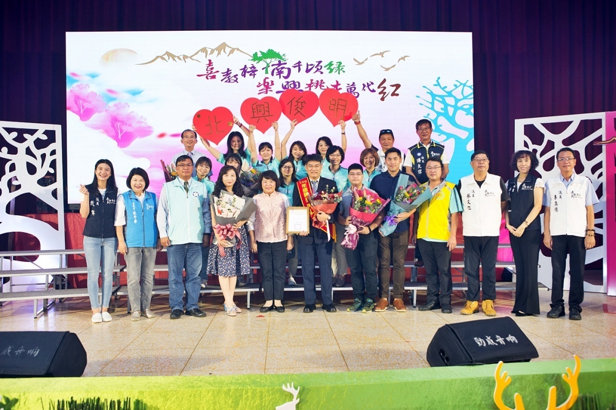 羅俊明老師受獎合照/嘉義市府提供