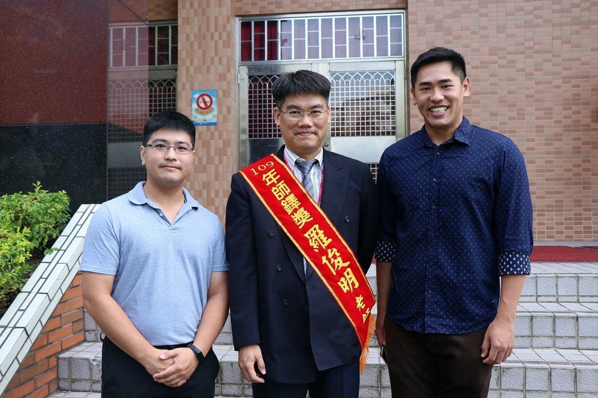 羅老師與兩位學生蕭文彥(左)、吳承翰(右)/嘉義市府提供