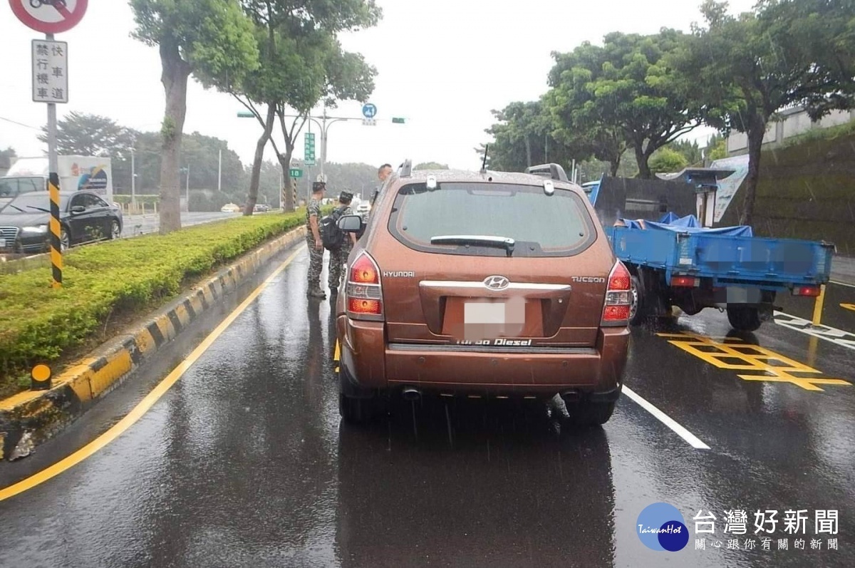 轉彎車疑A柱死角,撞飛斑馬線上行人。