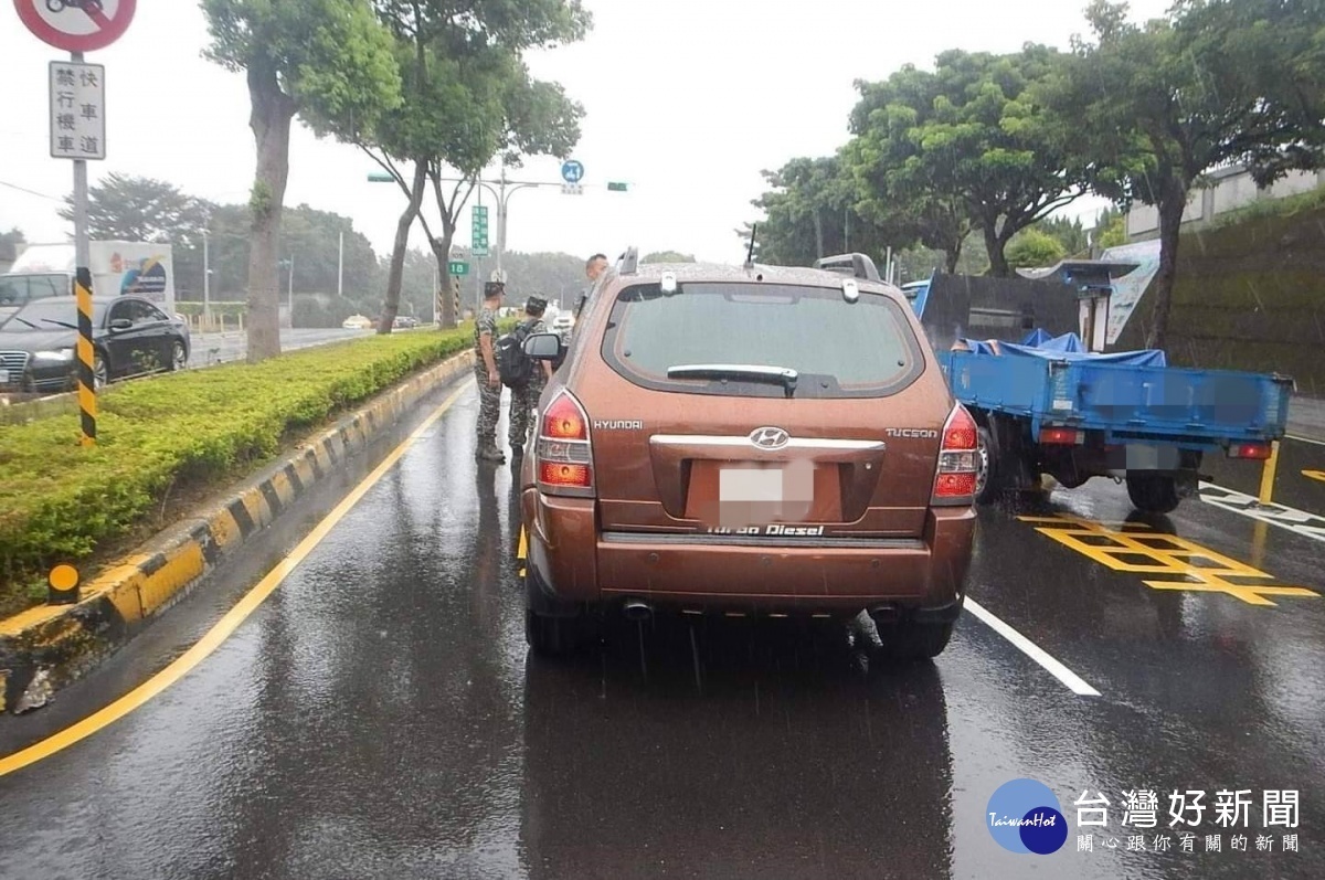 轉彎車疑A柱死角，撞飛斑馬線上行人。