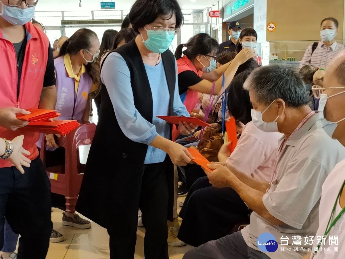 縣長王惠美致贈秋節禮金及物資給縣內500位經濟邊緣戶。圖／記者鄧富珍攝