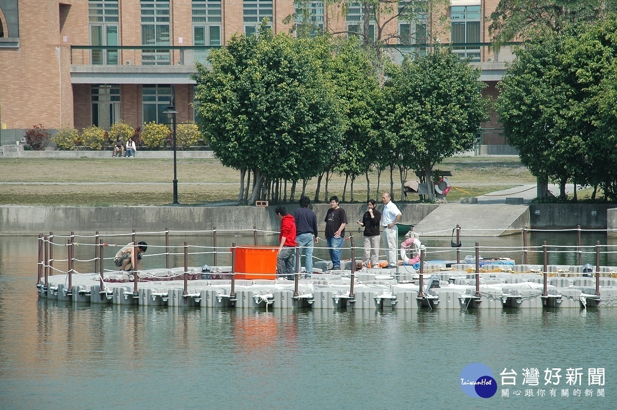 明道大學農業系為投入水循環研究2007年即在校內蠡澤湖建置水上養殖場。圖／明道大學提供