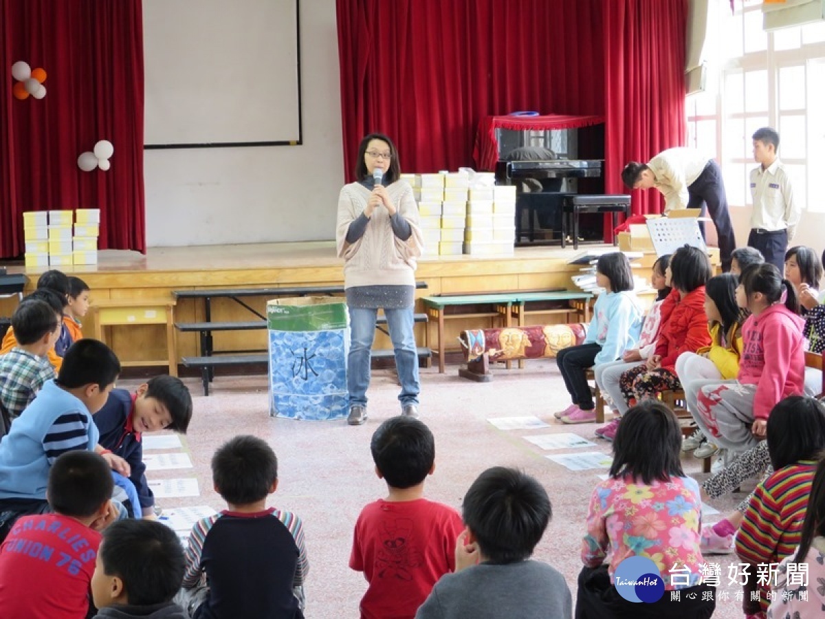 王雅玢老師與桃園環保局合辦送愛到偏鄉活動，並向三光國小學童宣導環保觀念。