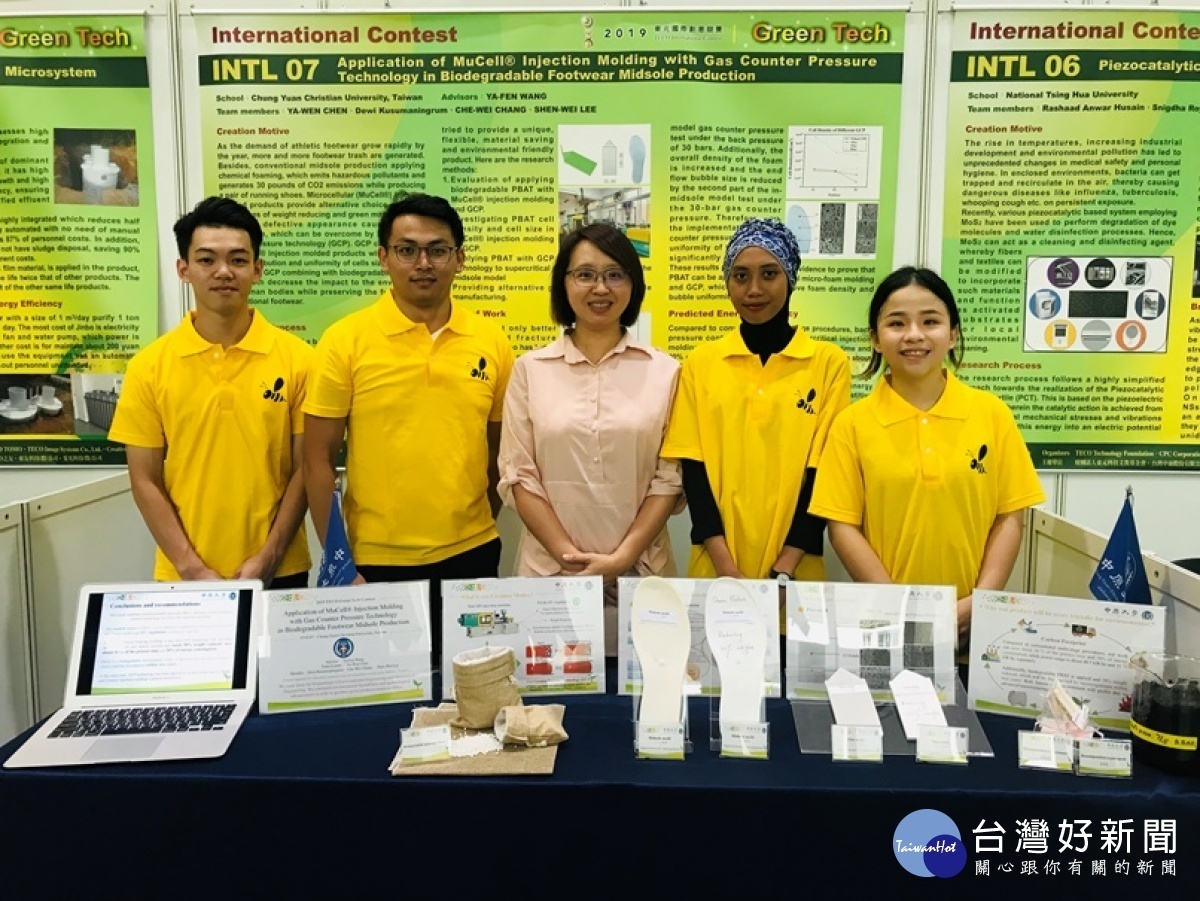 中原環工王雅玢老師(圖中)指導外籍生與環工機械聯隊學生，參加東元科技競賽。