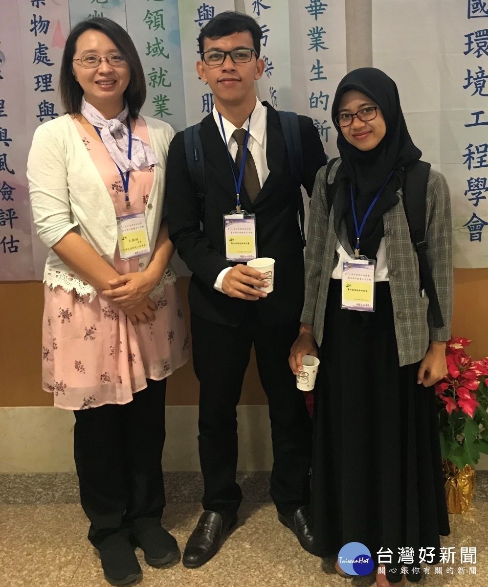 中原環工王雅玢老師帶印尼外籍生參與「環工年會」，使他們更了解台灣的環境政策。