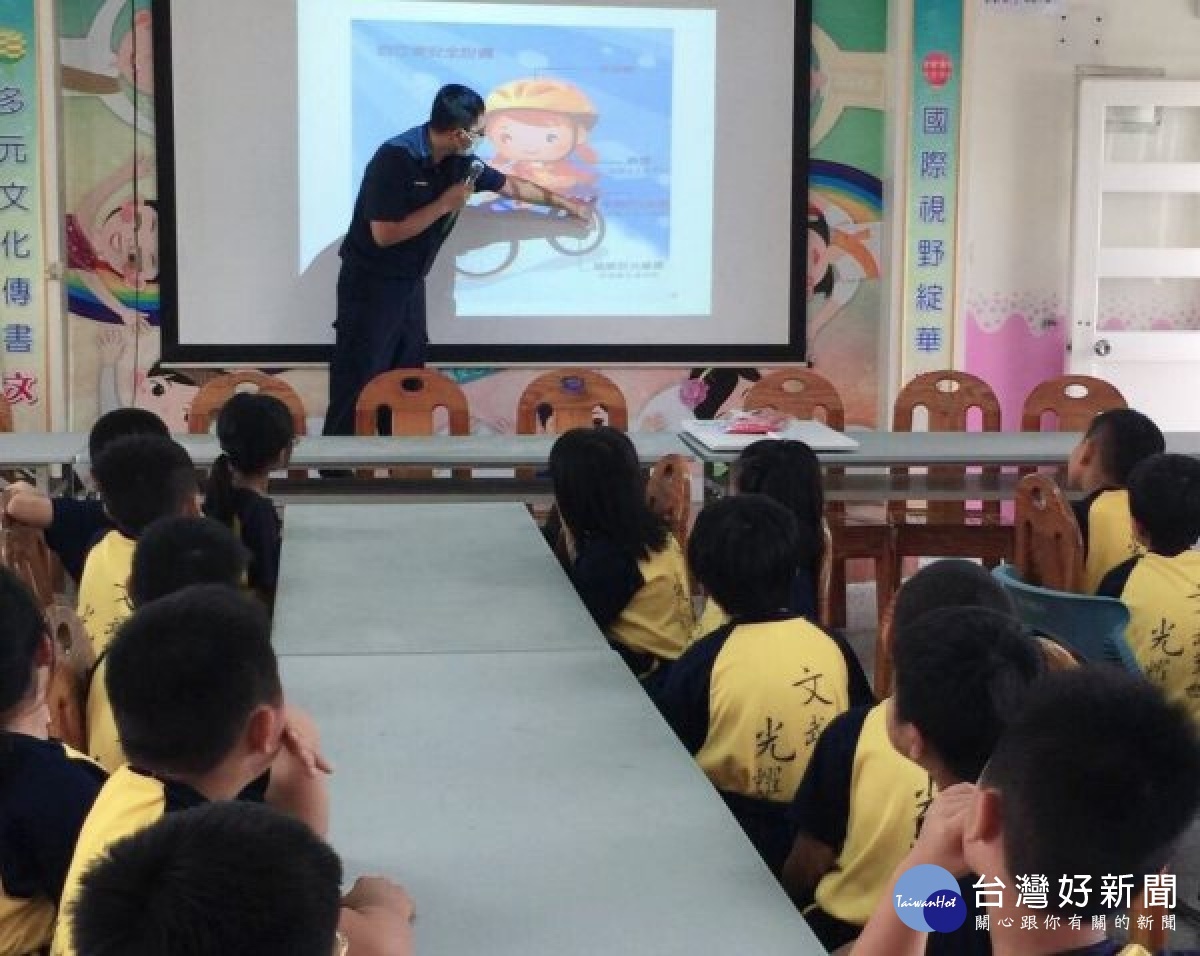 北港分局宜梧所警員蔡能瑋受邀至文光國小宣導網路詐騙犯罪預防，期許學生能安全快樂地暢遊網路及運用3C科技。