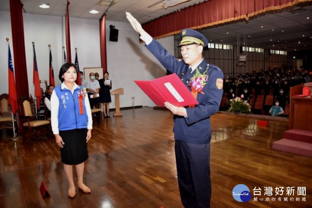 雲林縣警察局卸新任局長交接，由縣長張麗善主持，警政署警政委員鄭明忠監交，新任局長朱宗泰宣誓就職到任，戮力為維護治安、交通等努力。