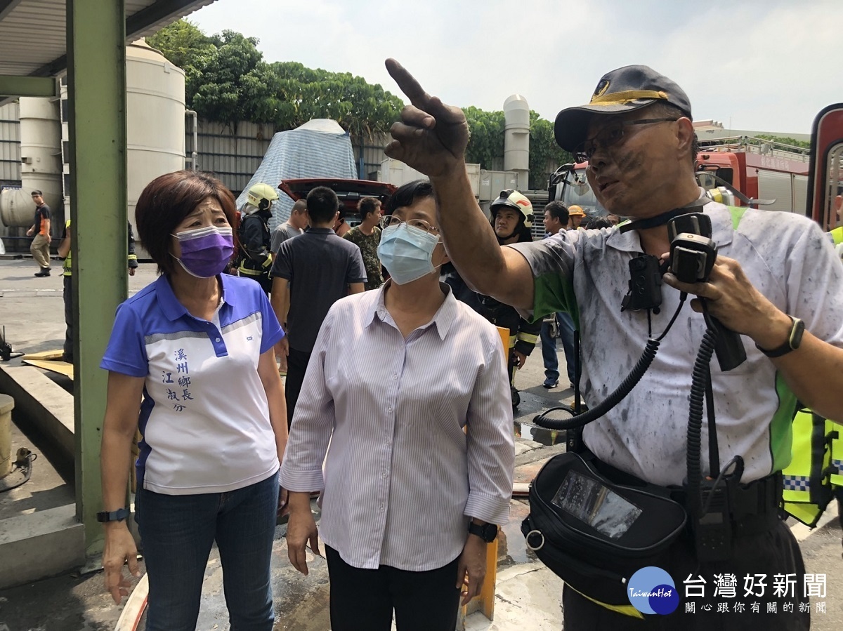 正新輪胎溪州廠大火 4人嗆傷送醫,王惠美縣長、鄉長江淑芬前往關心搶救情形。