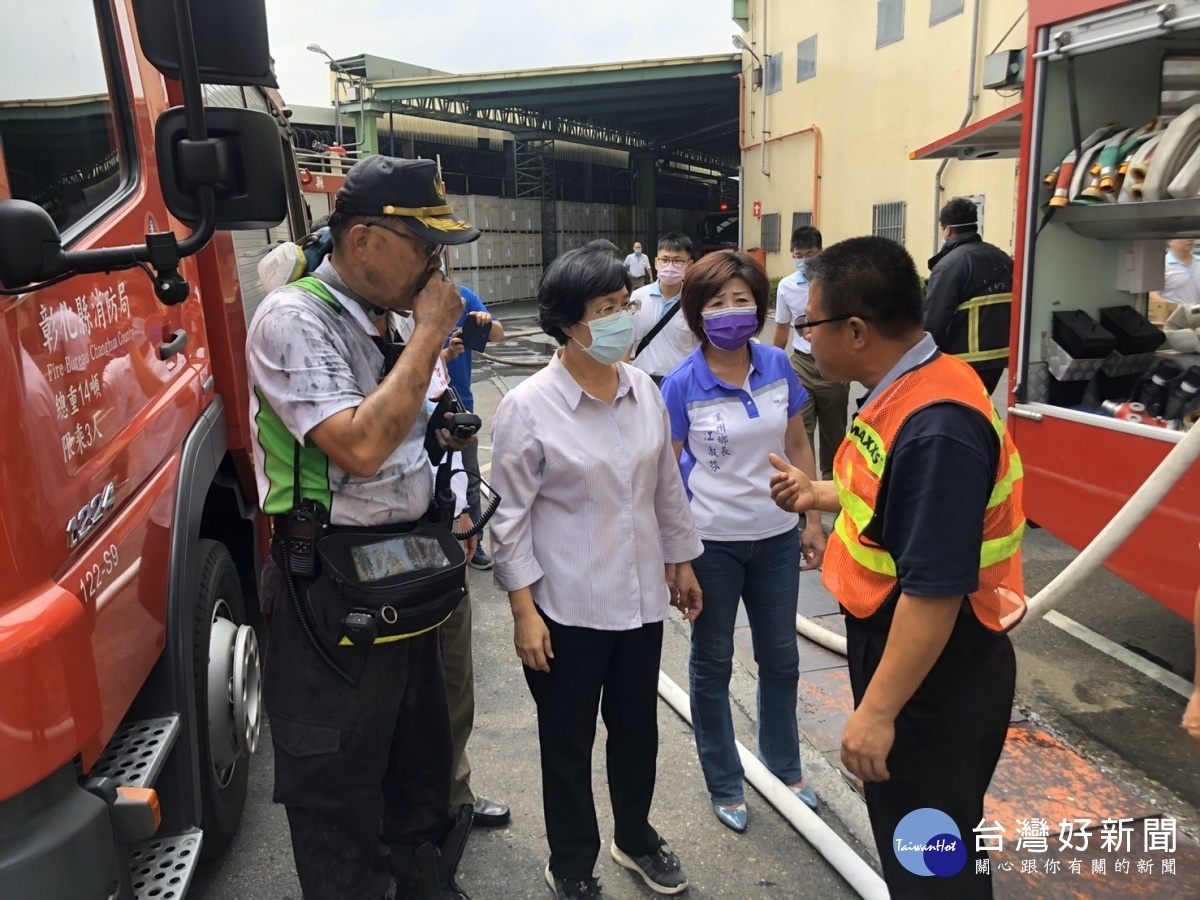 正新輪胎溪州廠大火 4人嗆傷送醫，王惠美縣長前往關心搶救情形。
