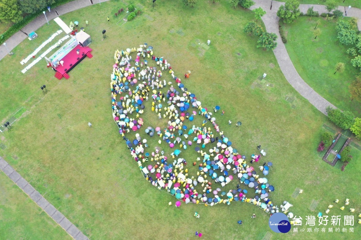 響應世界河川日，桃園水環境巡守隊排成台灣圖樣。