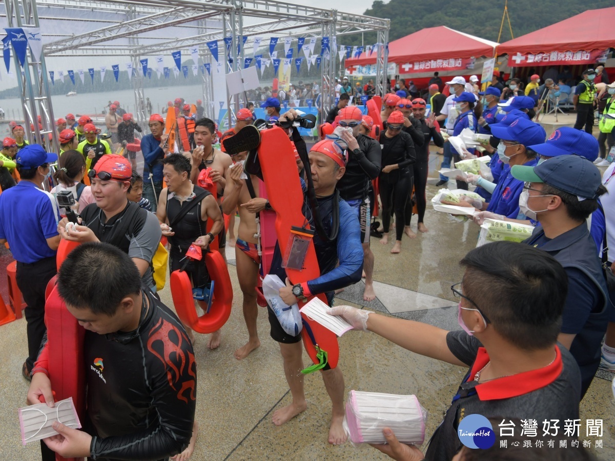 防疫專業人員及志工,積極要求並勸導,一上午僅僅約勸導300多位民眾,都馬上主動提供口罩,
