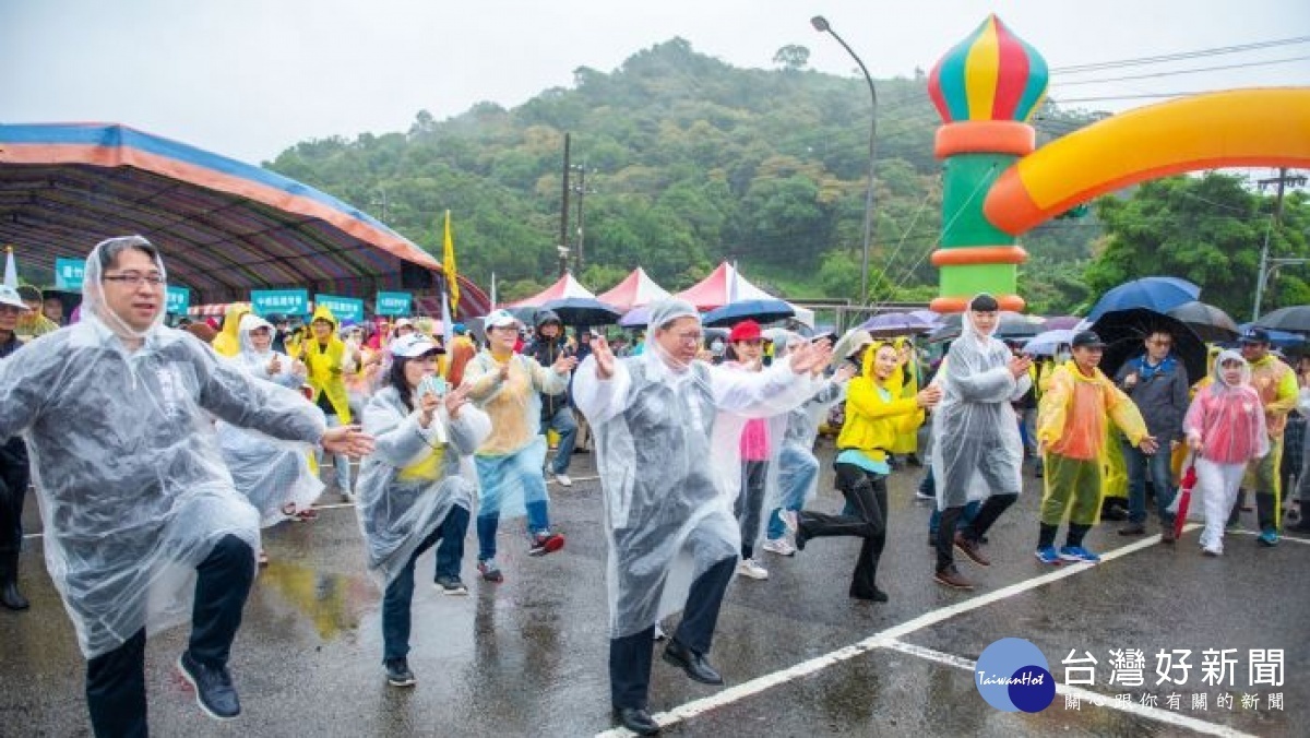 市民與民眾一起跳暖身操