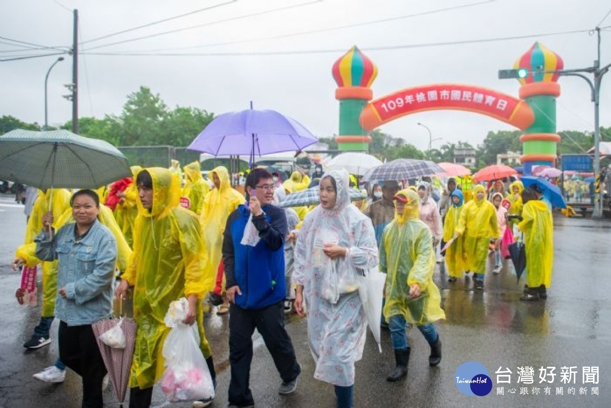 民眾不畏風雨響應健走活動