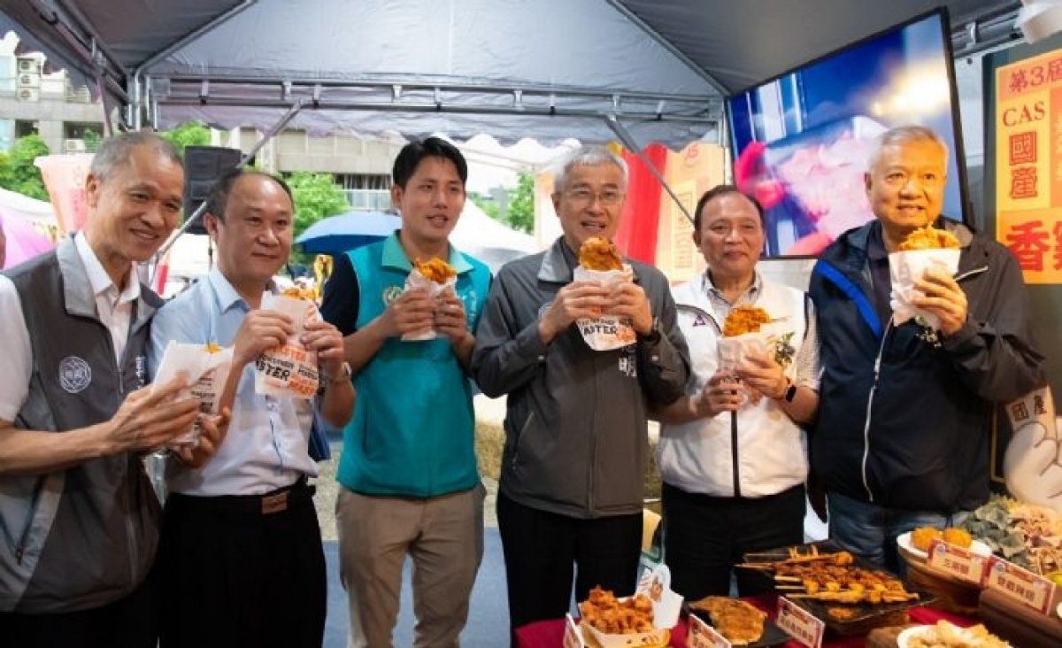 李副市長與貴賓一同品嚐國民美食香雞排