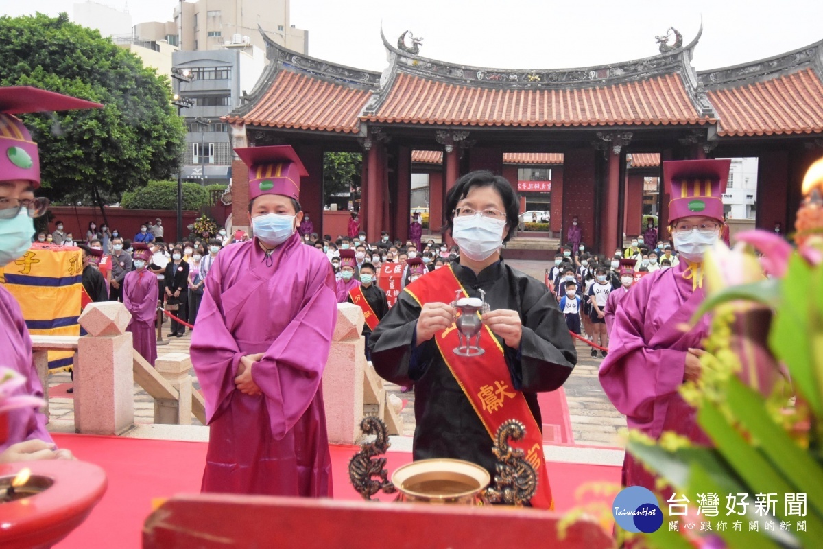 大成至聖先師2570週年誕辰　彰化祭孔依循古禮獻禮祝福，縣長王惠美擔任正獻官獻禮。