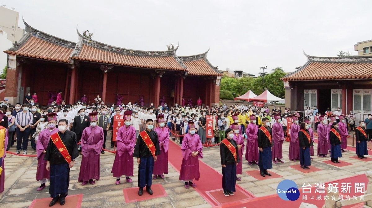 大成至聖先師2570週年誕辰　彰化祭孔依循古禮獻禮祝福，縣長王惠美擔任正獻官獻禮。