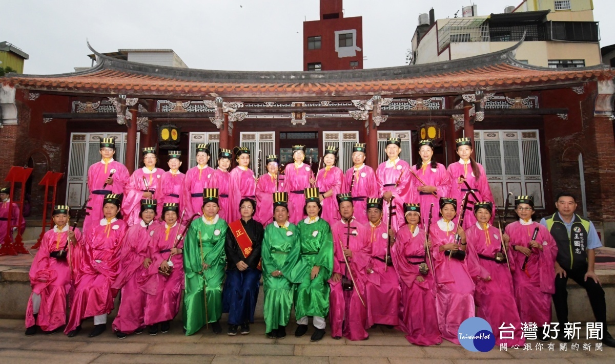 大成至聖先師2570週年誕辰 彰化祭孔依循古禮獻禮祝福,會後縣長王惠美與工作人員合影。