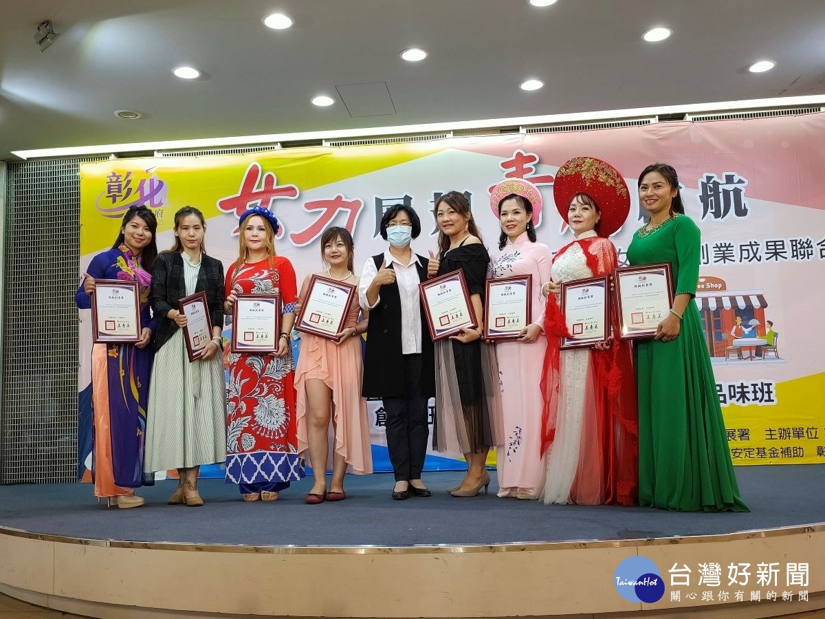 縣長王惠美表揚於受訓期間優秀學員。圖/記者鄧富珍攝
