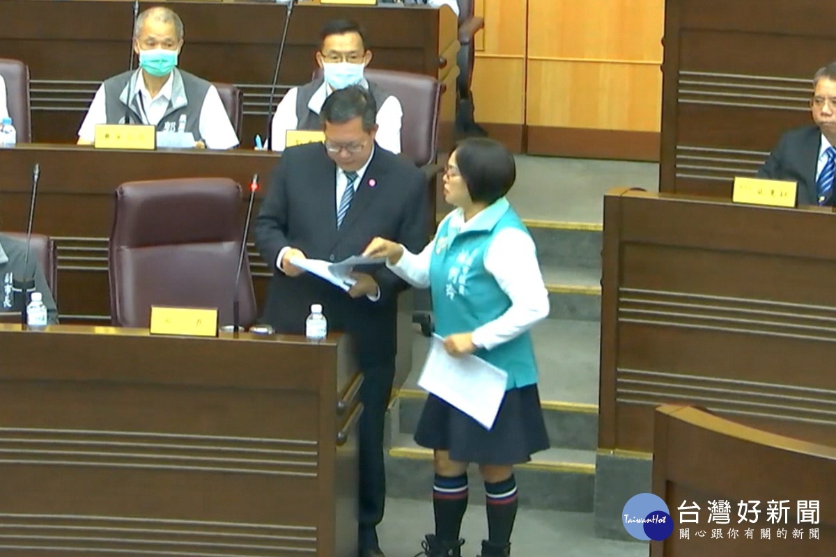 為民發聲，桃園市議員林俐玲在議事堂上將文青里民連署陳情書交給鄭文燦。