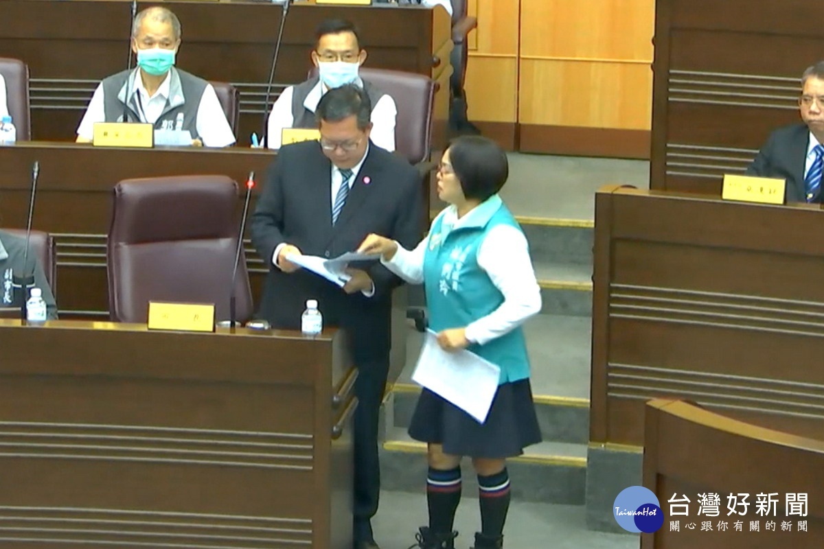 為民發聲,桃園市議員林俐玲在議事堂上將文青里民連署陳情書交給鄭文燦。