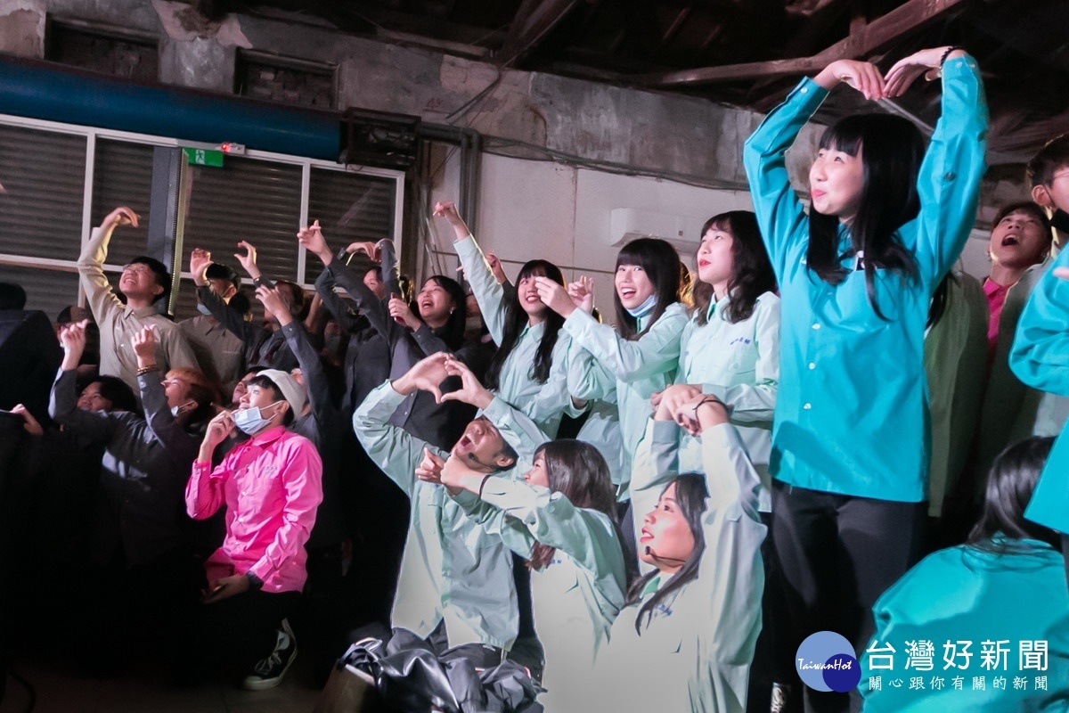 桃園市政府青年事務局帶領20校康輔社團與桃園新成立的身障公益單位「台灣樂作創意協會」攜手作公益。