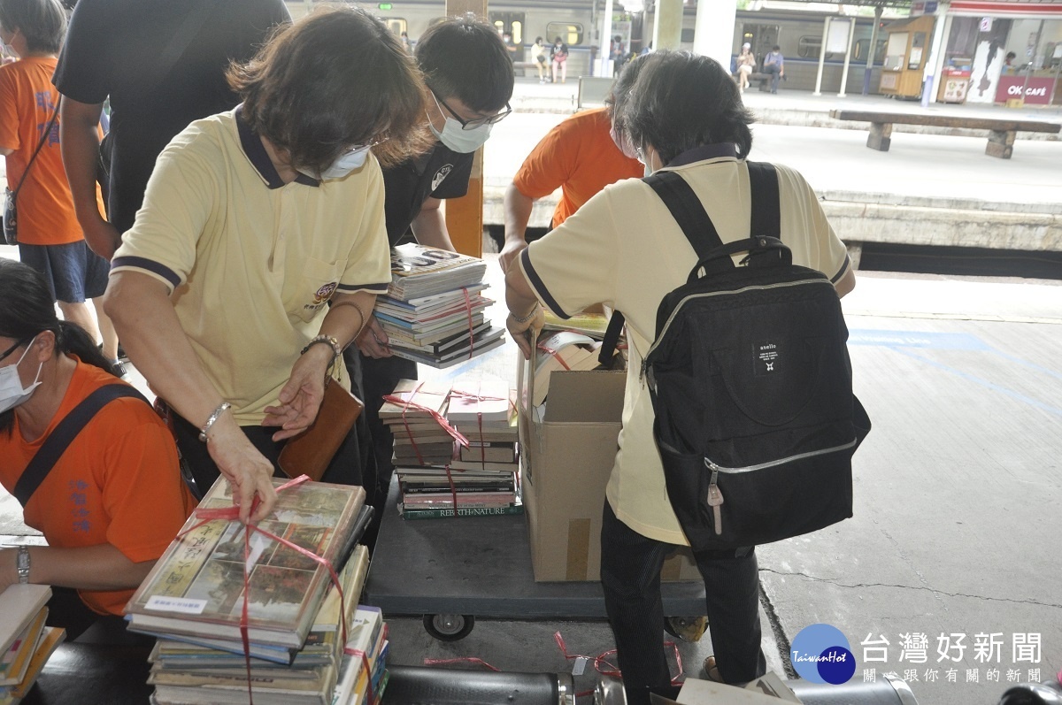 .漂書活動志工幫忙整理捐書。
