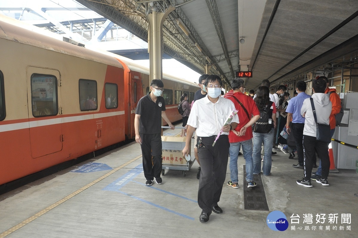 9月28日中午彰化火車站第一月台出現許多出現許多捐書人潮，形成另一種車站風情。